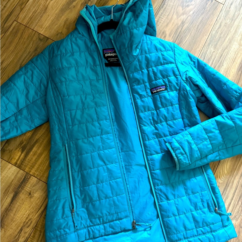 NWOT- Women’s Patagonia nanopuff hoodie